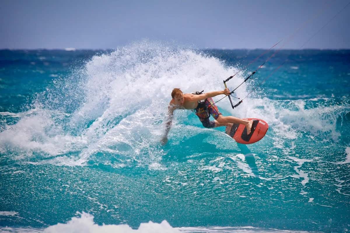 Windsurfeur sur les eaux turquoise de la baie d'Alaçatı avec le vent meltem