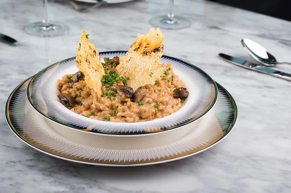 Table de meze égéens avec huile d'olive, herbes et légumes frais dans un restaurant d'Alaçatı