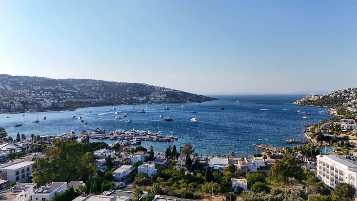 Baie de Bodrum vue du ciel, yachts au mouillage et maisons blanches