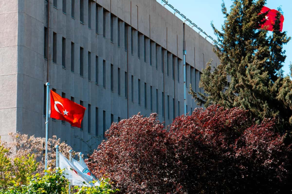 Bâtiment administratif à Ankara, drapeau turc en façade