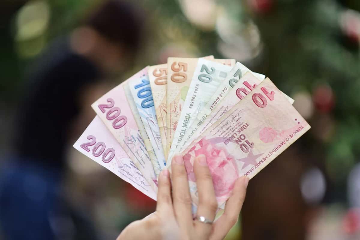 Billets de lires turques tenus en éventail