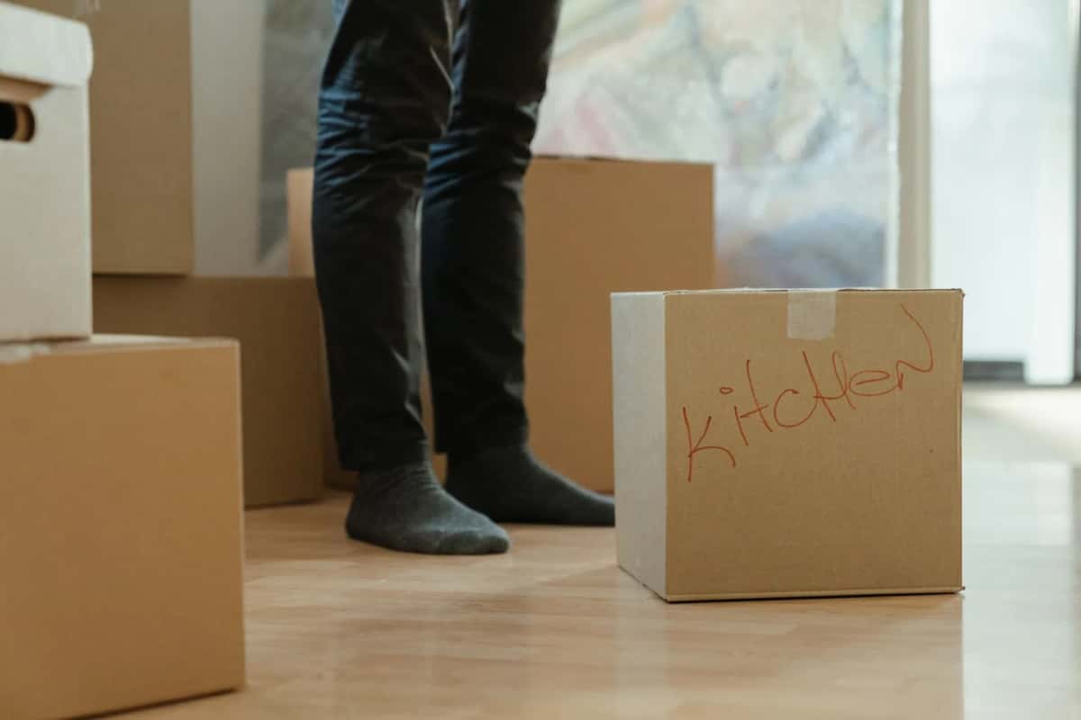 Cartons de déménagement dans un logement vide