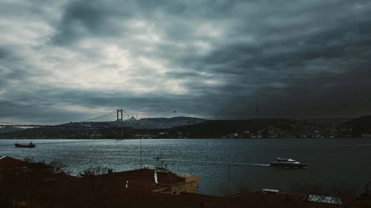 Ciel couvert sur le Bosphore et le pont d'Istanbul