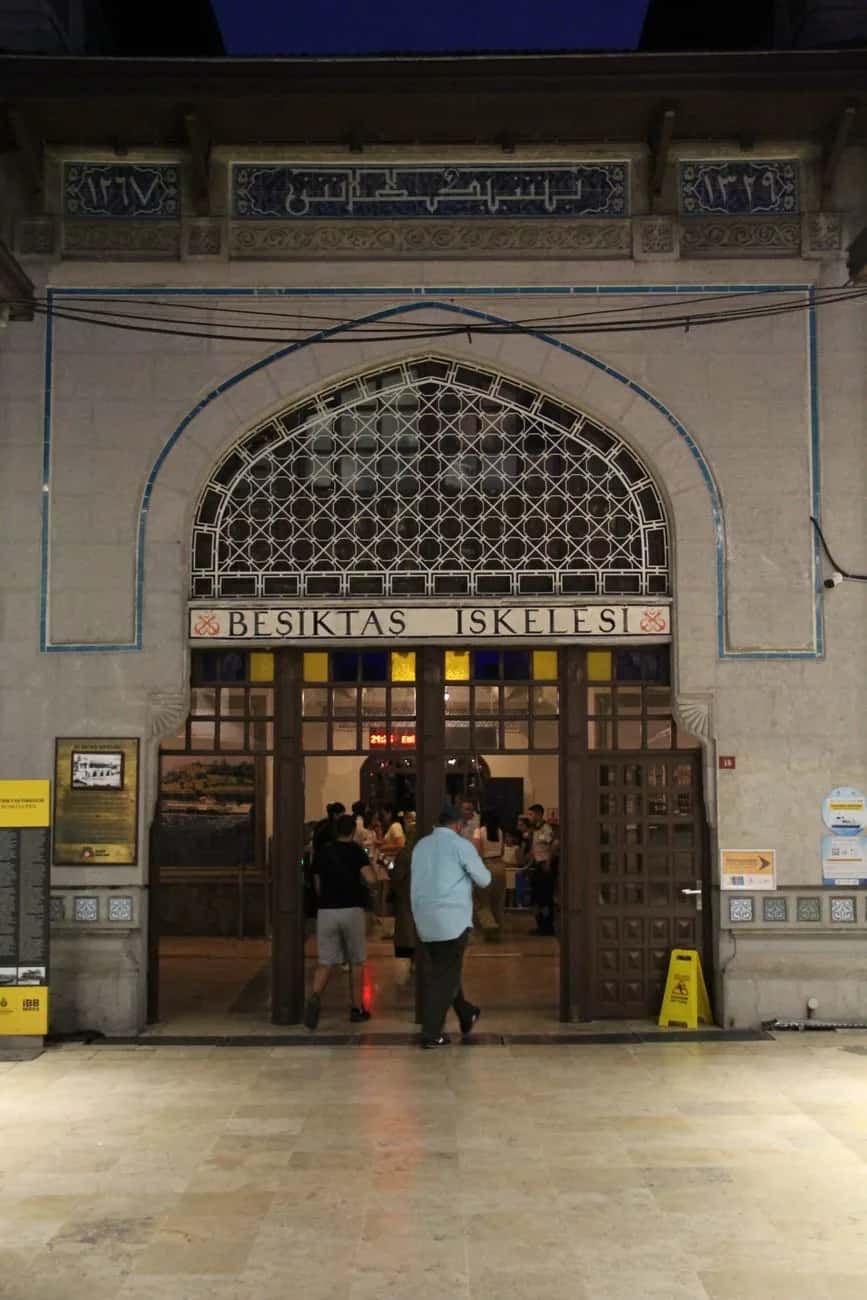 L'entrée de l'embarcadère de Beşiktaş, sur la rive européenne d'Istanbul