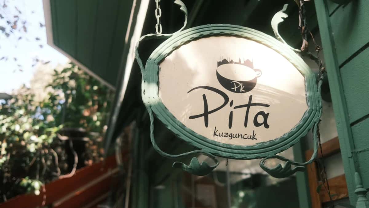Enseigne peinte d'un café de Kuzguncuk, à Istanbul