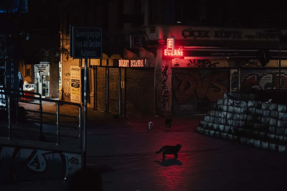 Enseigne d'eczane, la pharmacie turque, dans une rue d'Istanbul