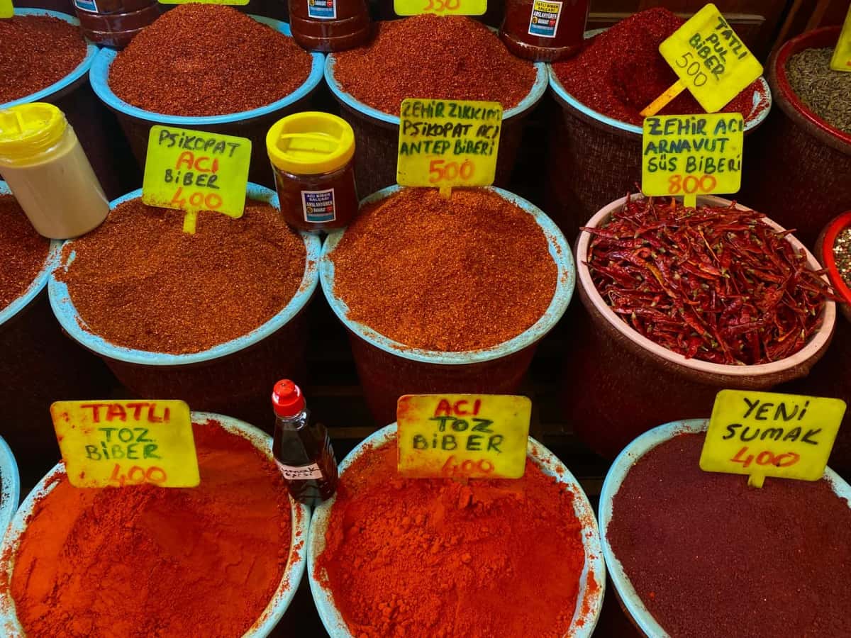 Étal d'épices au marché de Gaziantep, prix affichés en lires turques