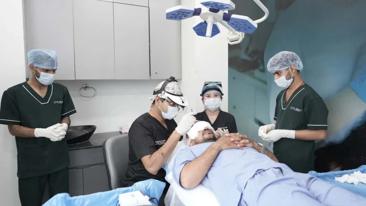 Équipe médicale au cours d'une greffe de cheveux en clinique