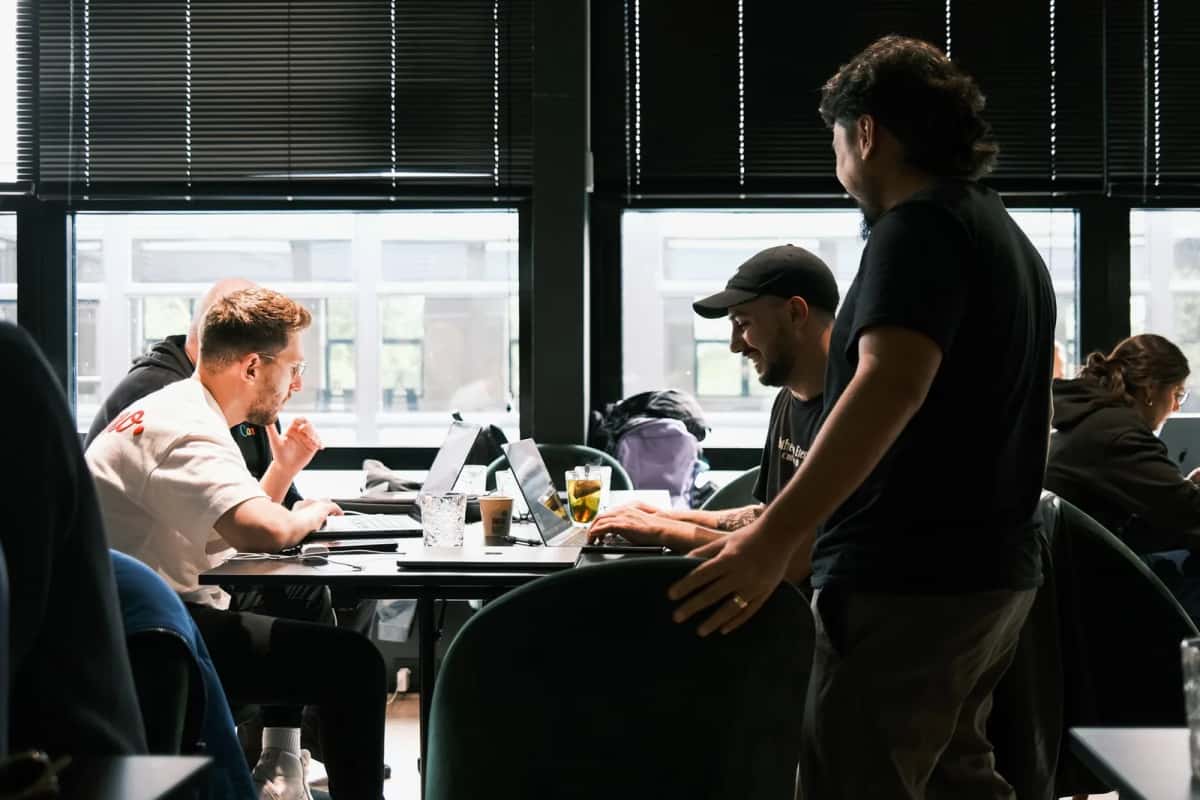 Équipe au travail dans un espace de coworking