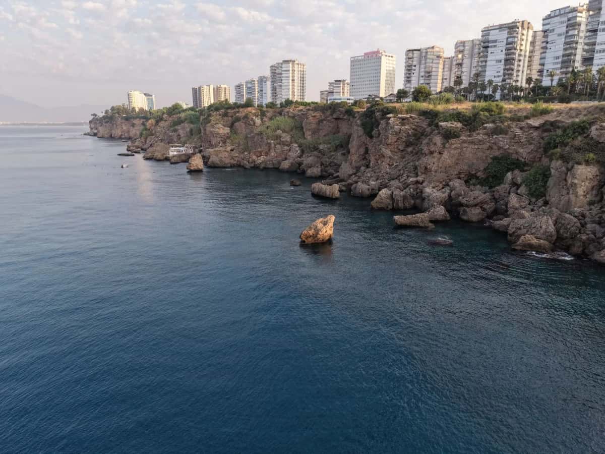 Littoral d'Antalya, ses falaises calcaires et les tours de la ville
