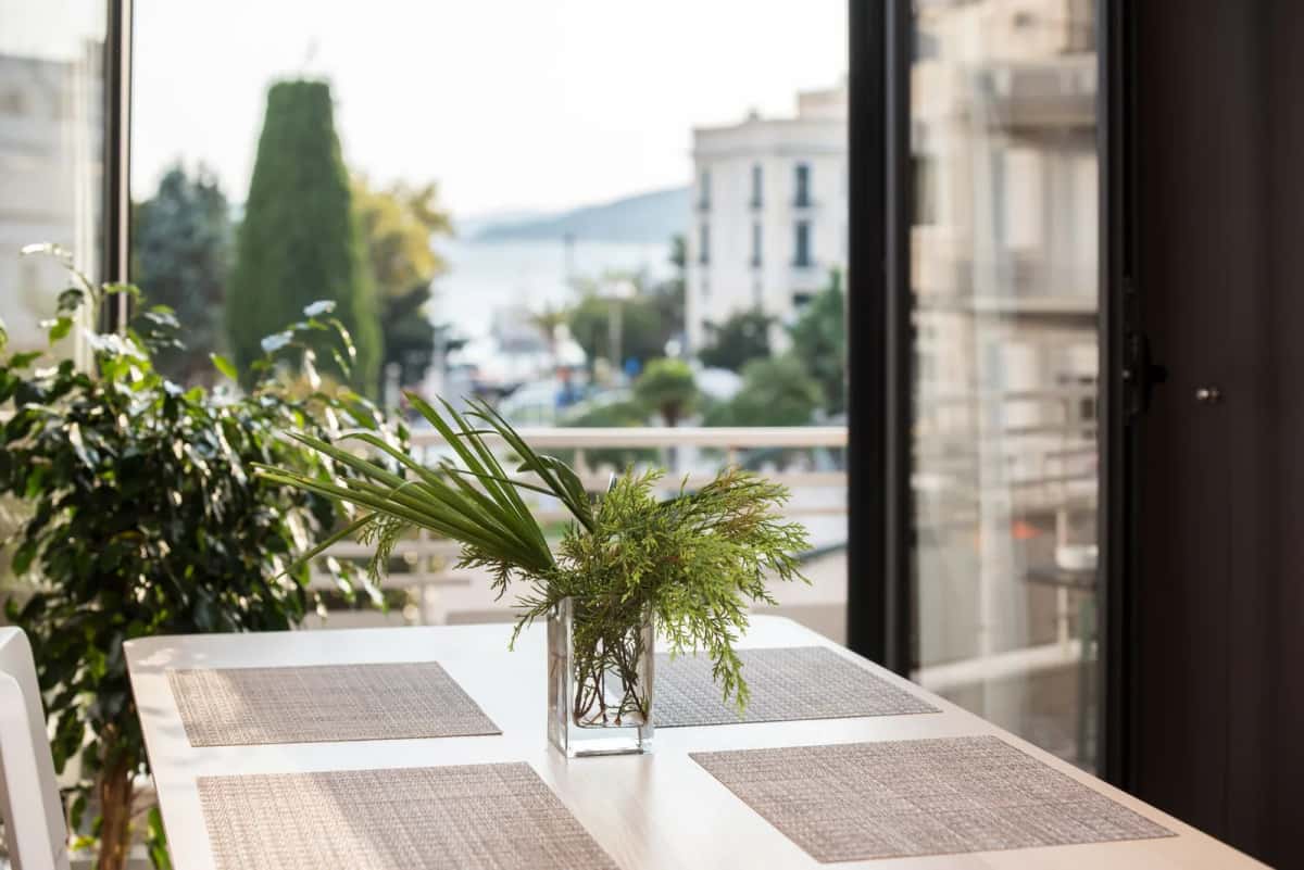 Séjour d'un appartement ouvert sur un balcon avec vue sur la mer