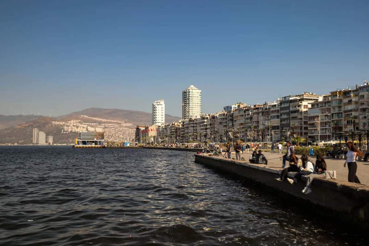Promenade du Kordon à Izmir, front de mer et immeubles d'Alsancak