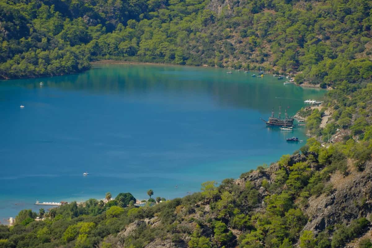 Lagon bleu d'Ölüdeniz et ses bateaux d'excursion vus des hauteurs