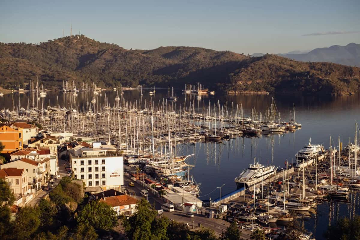 Marina et maisons en bord de baie sur la côte égéenne turque