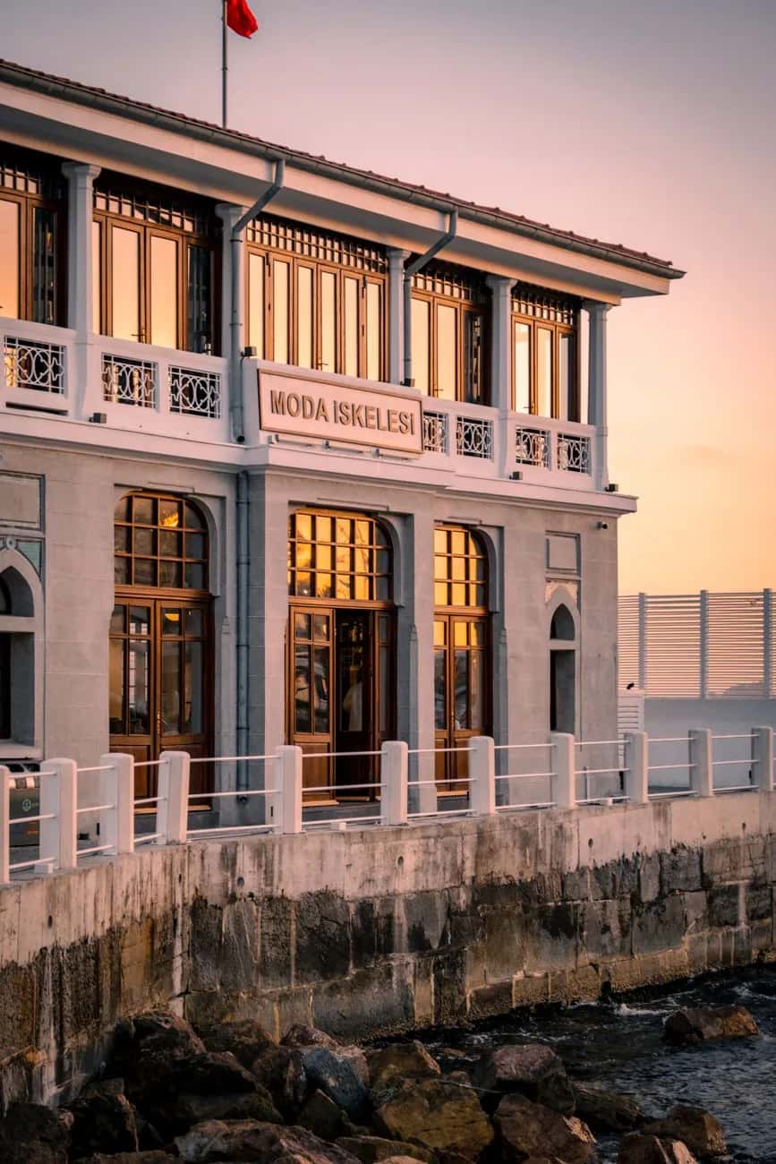 L'embarcadère de Moda à Kadıköy, sur la rive asiatique d'Istanbul, au coucher du soleil