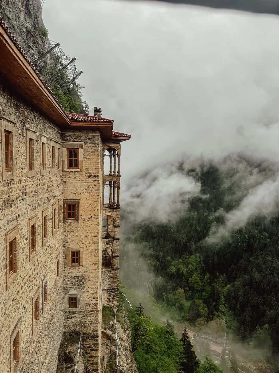 Monastère de Sumela accroché à la falaise dans la brume, près de Trabzon