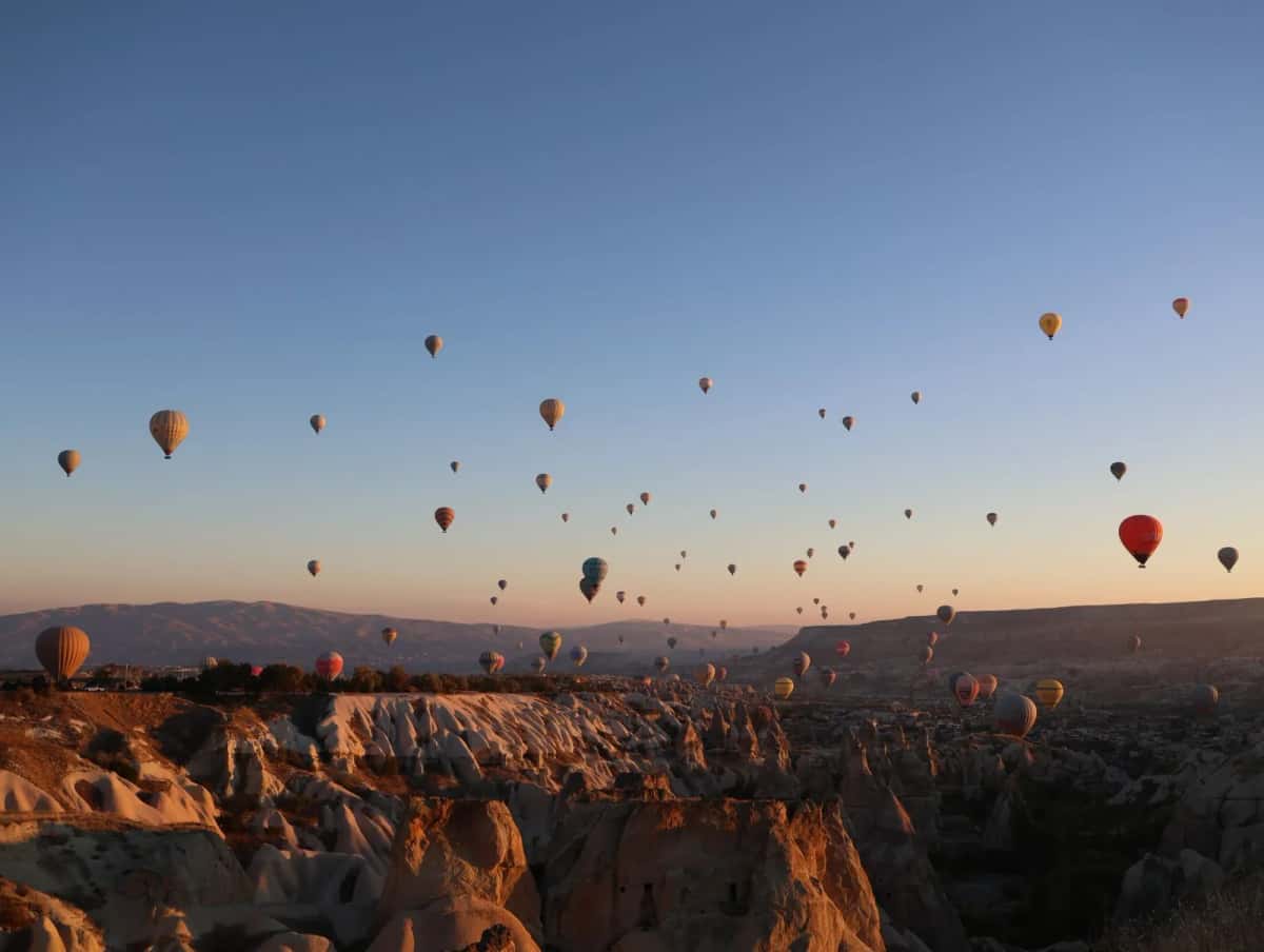 Montgolfières au lever du jour au-dessus des vallées de Cappadoce