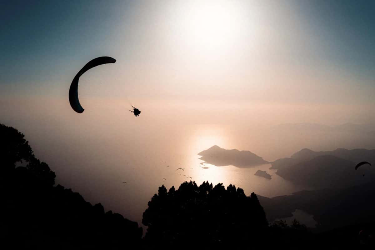 Parapentiste au-dessus d'Ölüdeniz au coucher du soleil