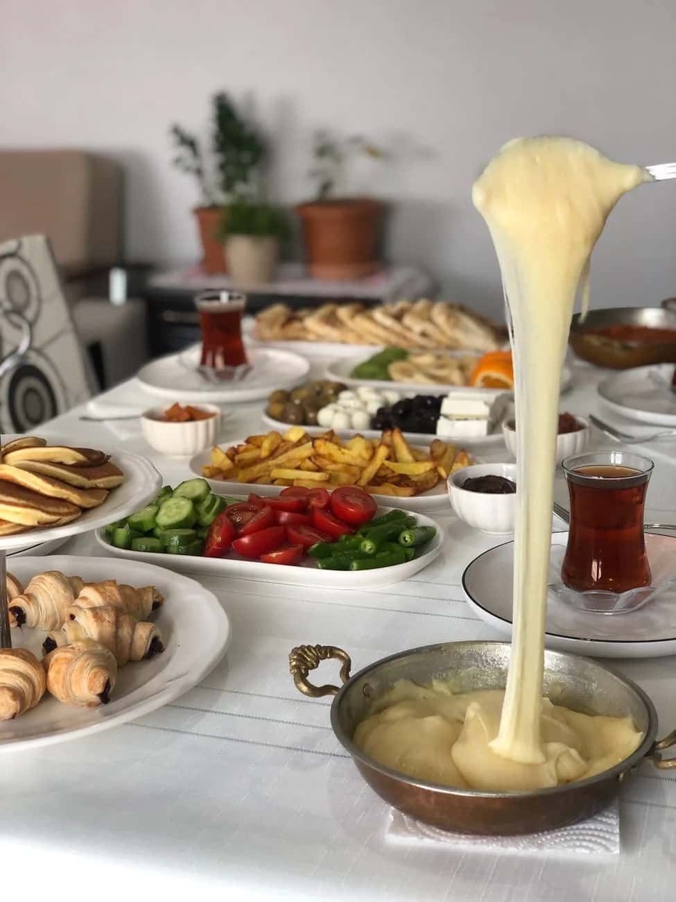 Petit-déjeuner turc avec muhlama filant et verres de çay