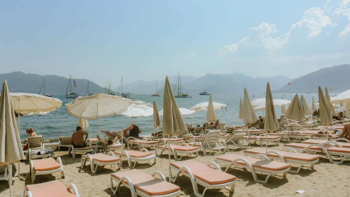 Transats et parasols sur une plage de Marmaris en été