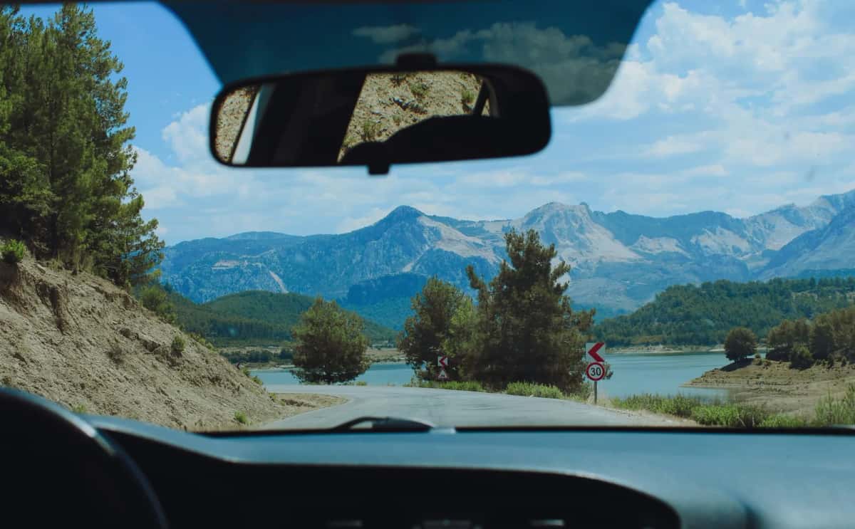 Route de montagne vue depuis le pare-brise d'une voiture