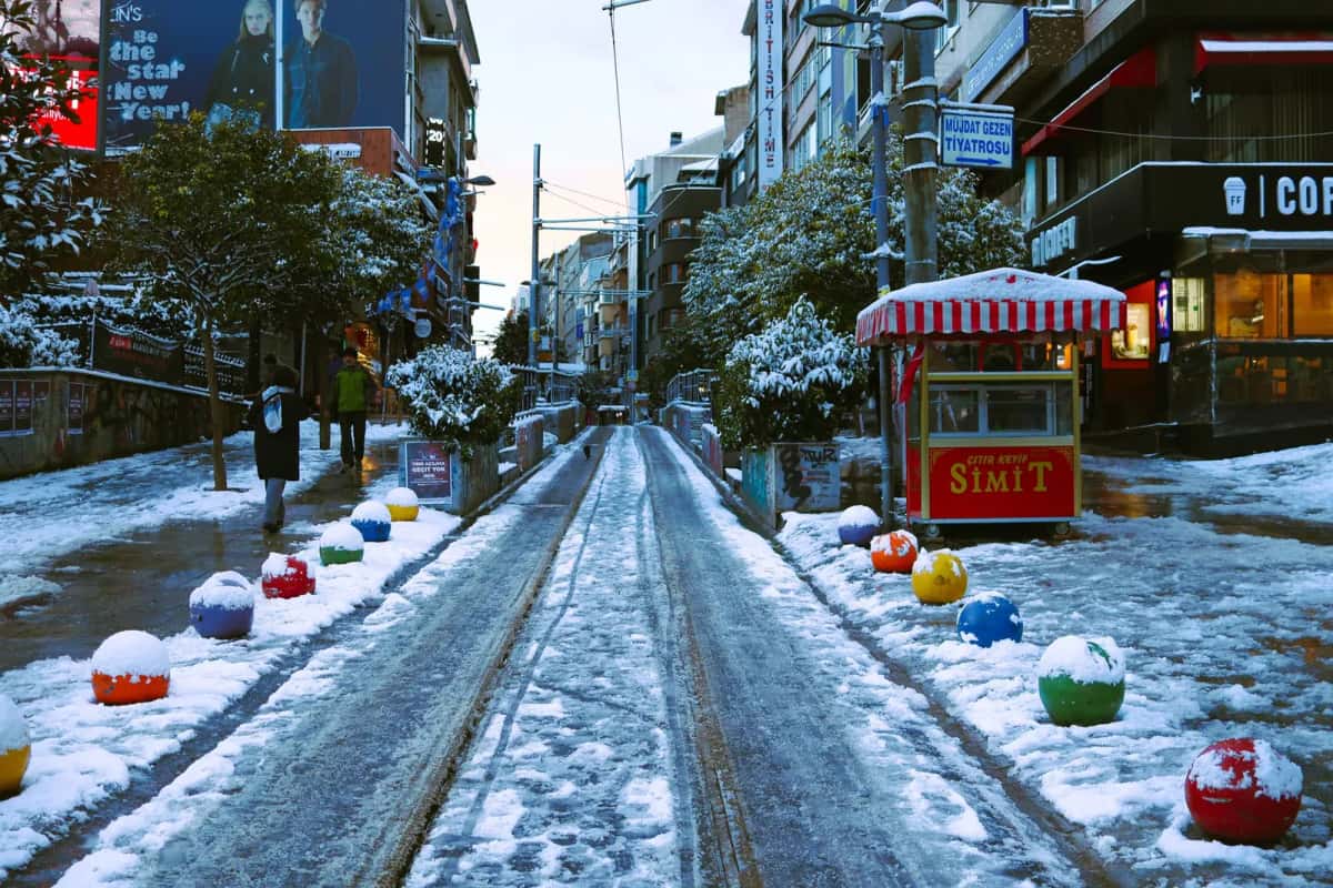 Rue enneigée d'Istanbul et son stand à simit
