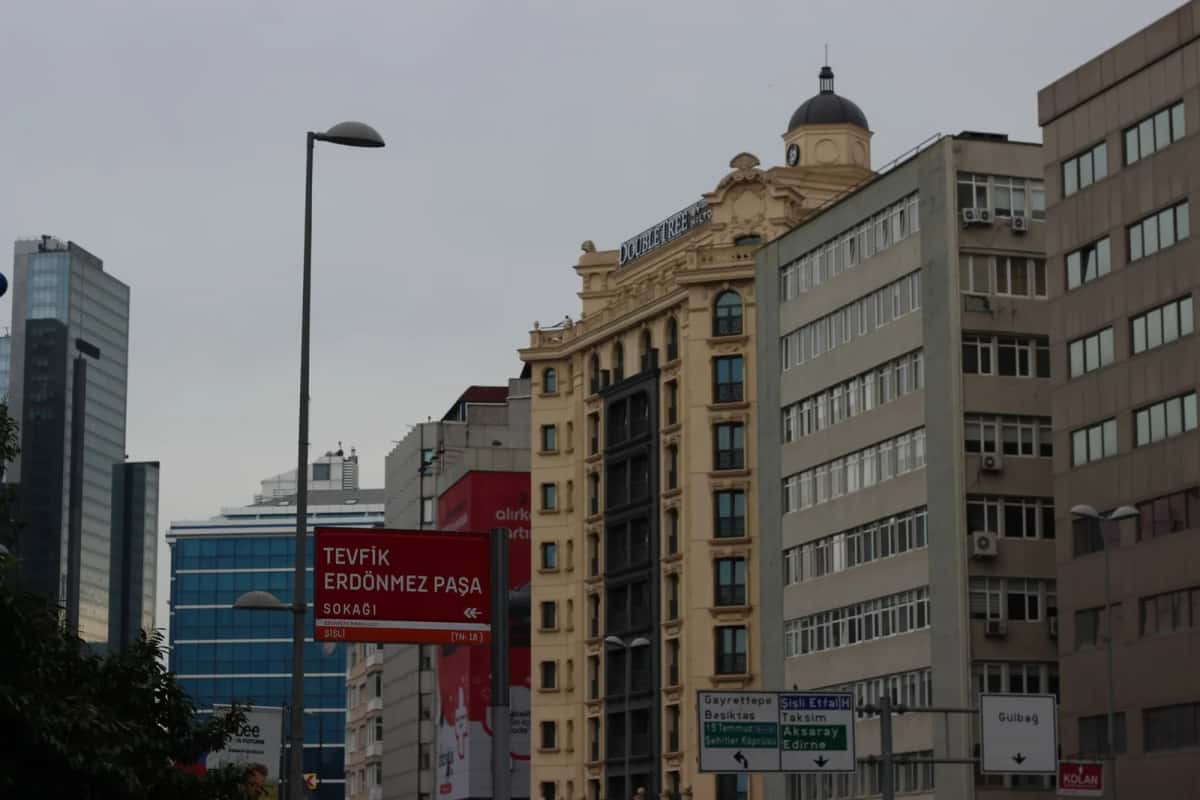 Immeubles de rapport le long d'une rue de Şişli, à Istanbul