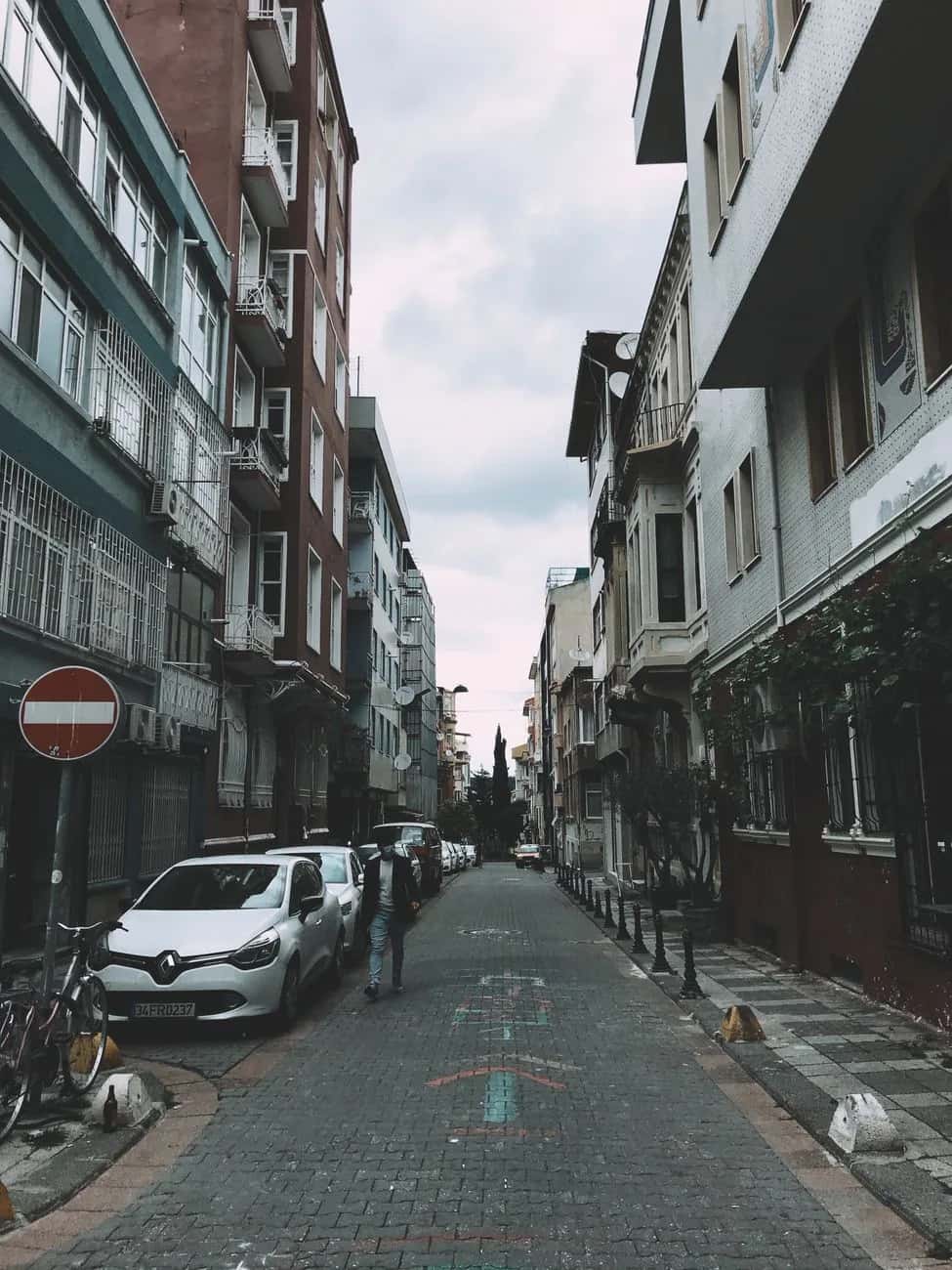 Rue résidentielle pavée d'un quartier d'Istanbul