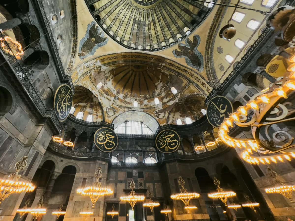 Intérieur de Sainte-Sophie : coupole, médaillons calligraphiques et lustres