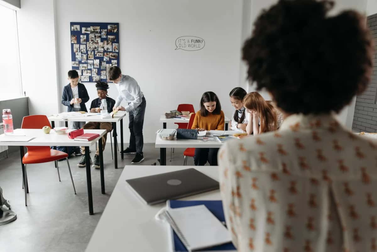Élèves et enseignant dans une salle de classe