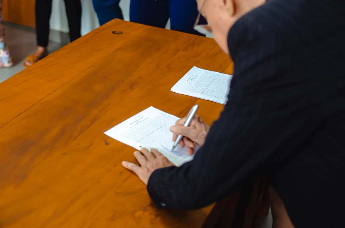 Signature d'un formulaire administratif sur un guichet