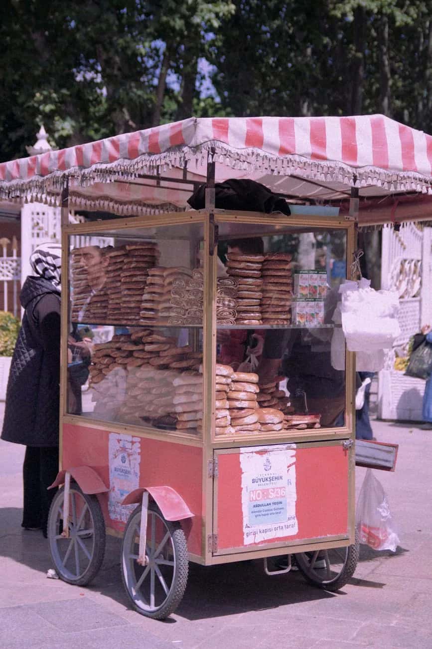 Charrette de simit dans une rue d'Istanbul
