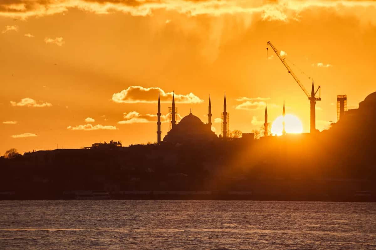 Silhouette des minarets d'Istanbul au coucher du soleil, depuis le Bosphore