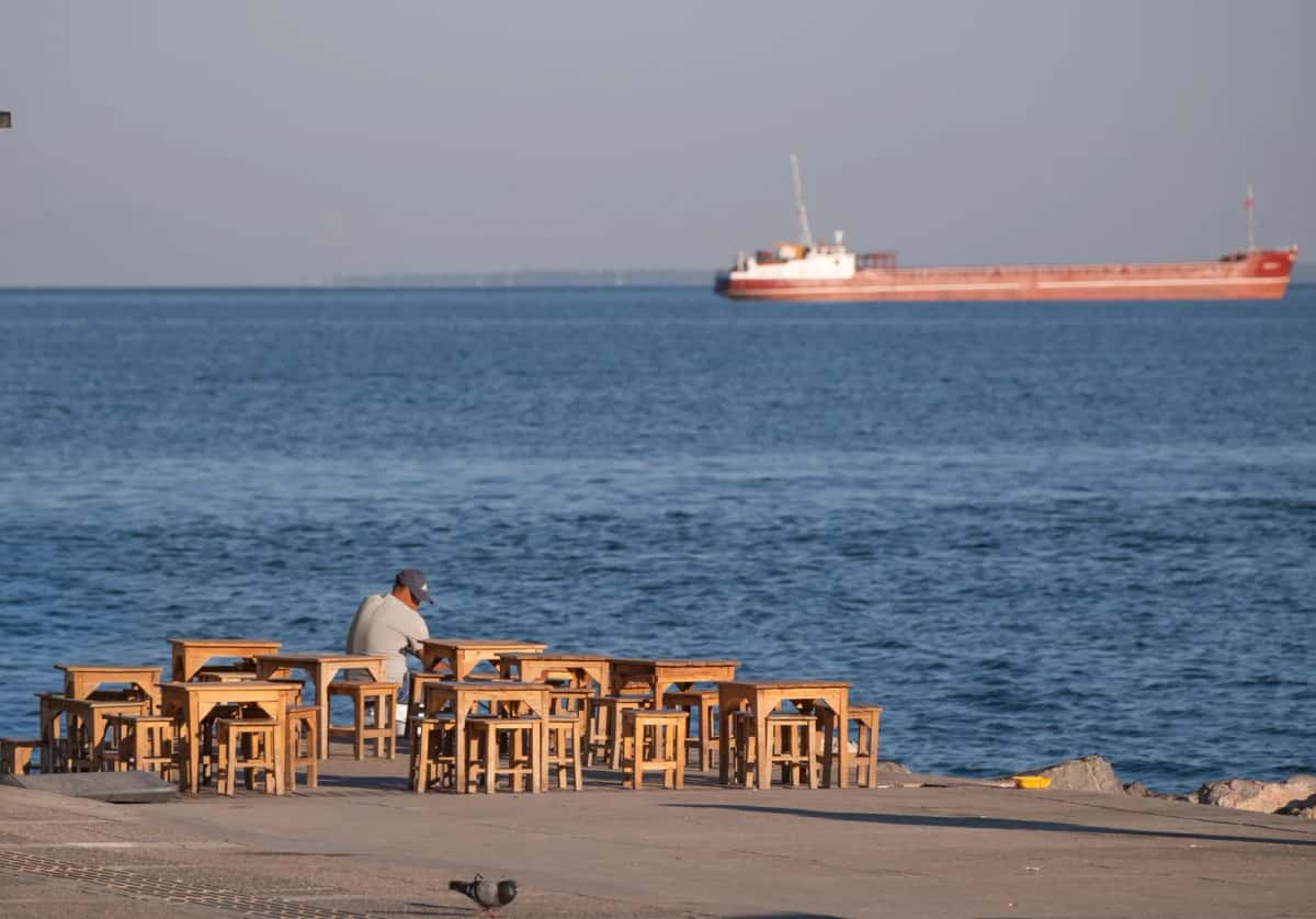 Tables de café au bord de l'eau sur le kordon d'Izmir