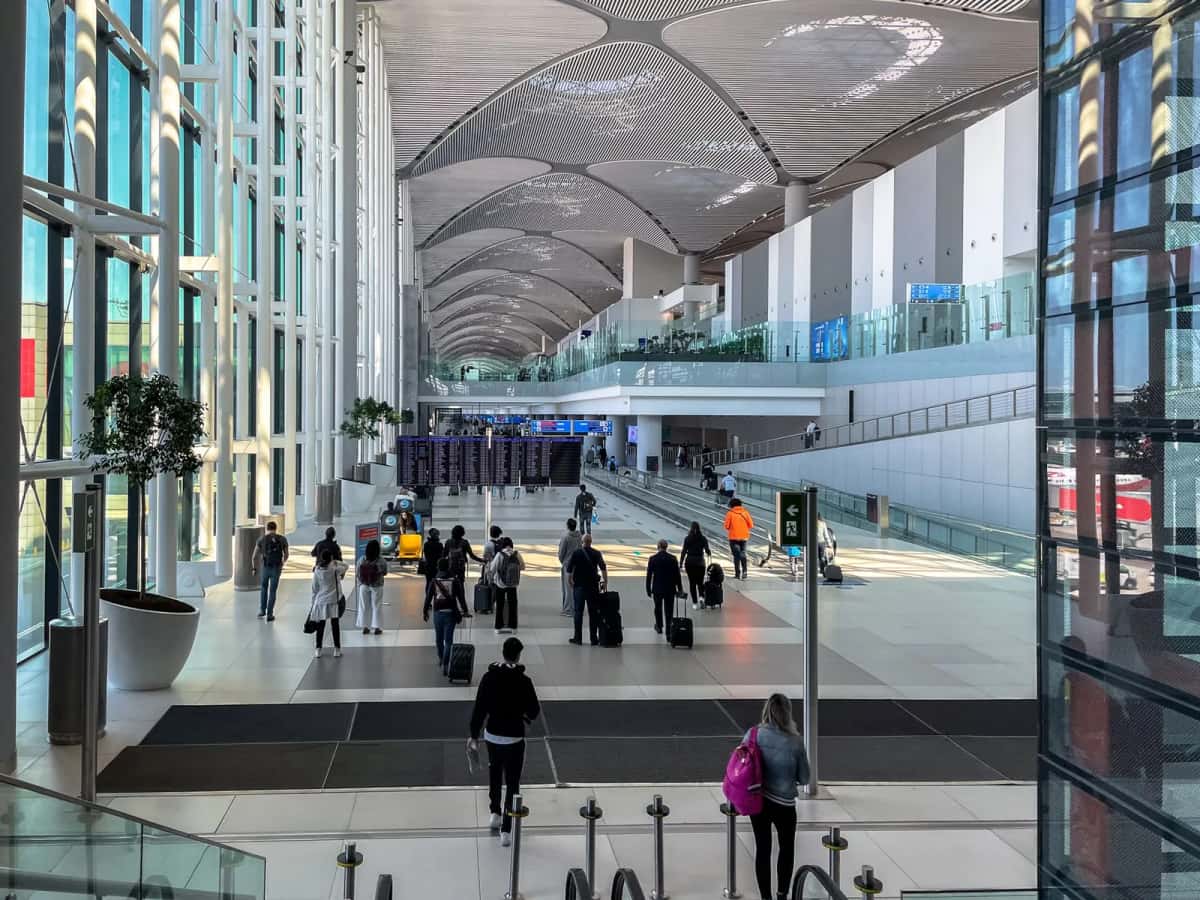 Voyageurs et bagages dans le terminal de l'aéroport d'Istanbul