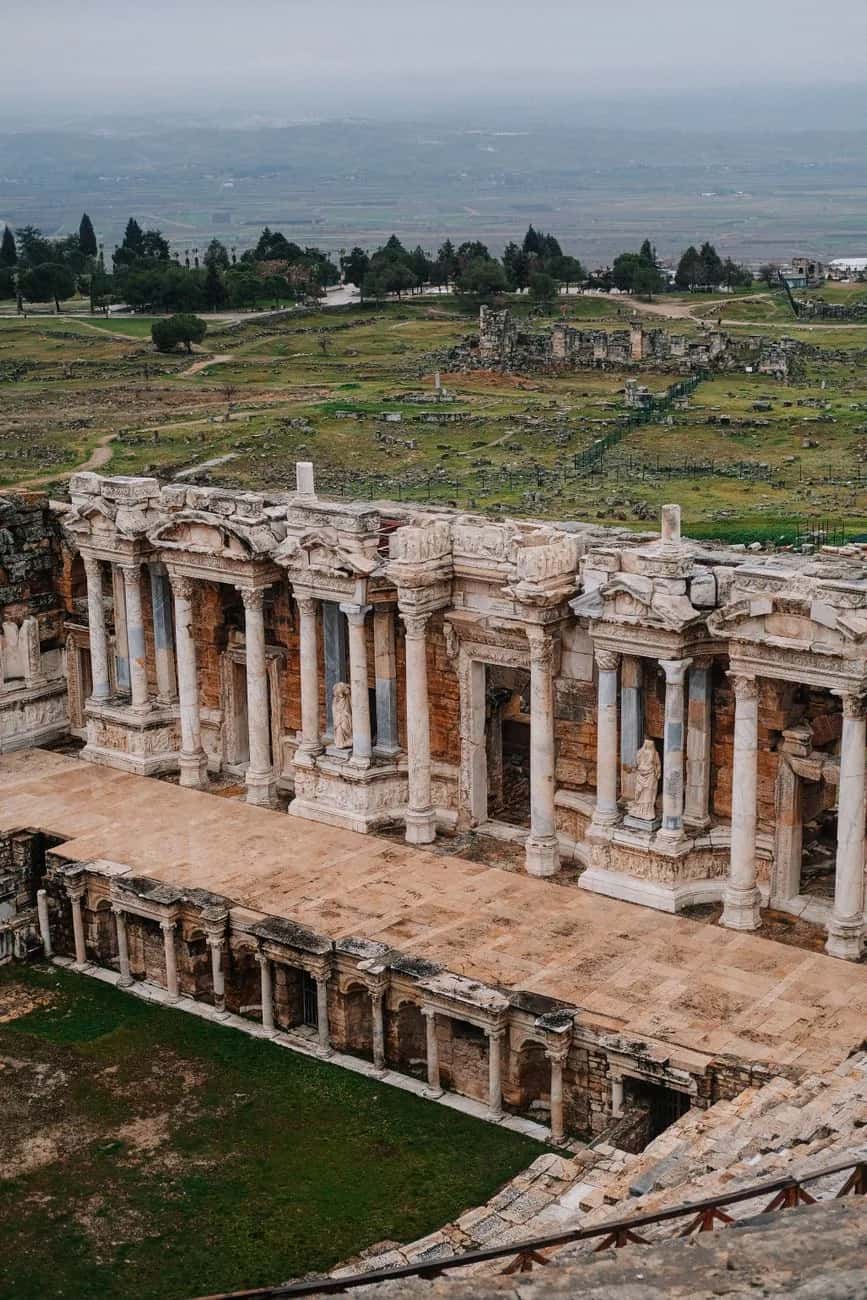 Théâtre romain d'Hiérapolis à Pamukkale, dominant la plaine de Denizli