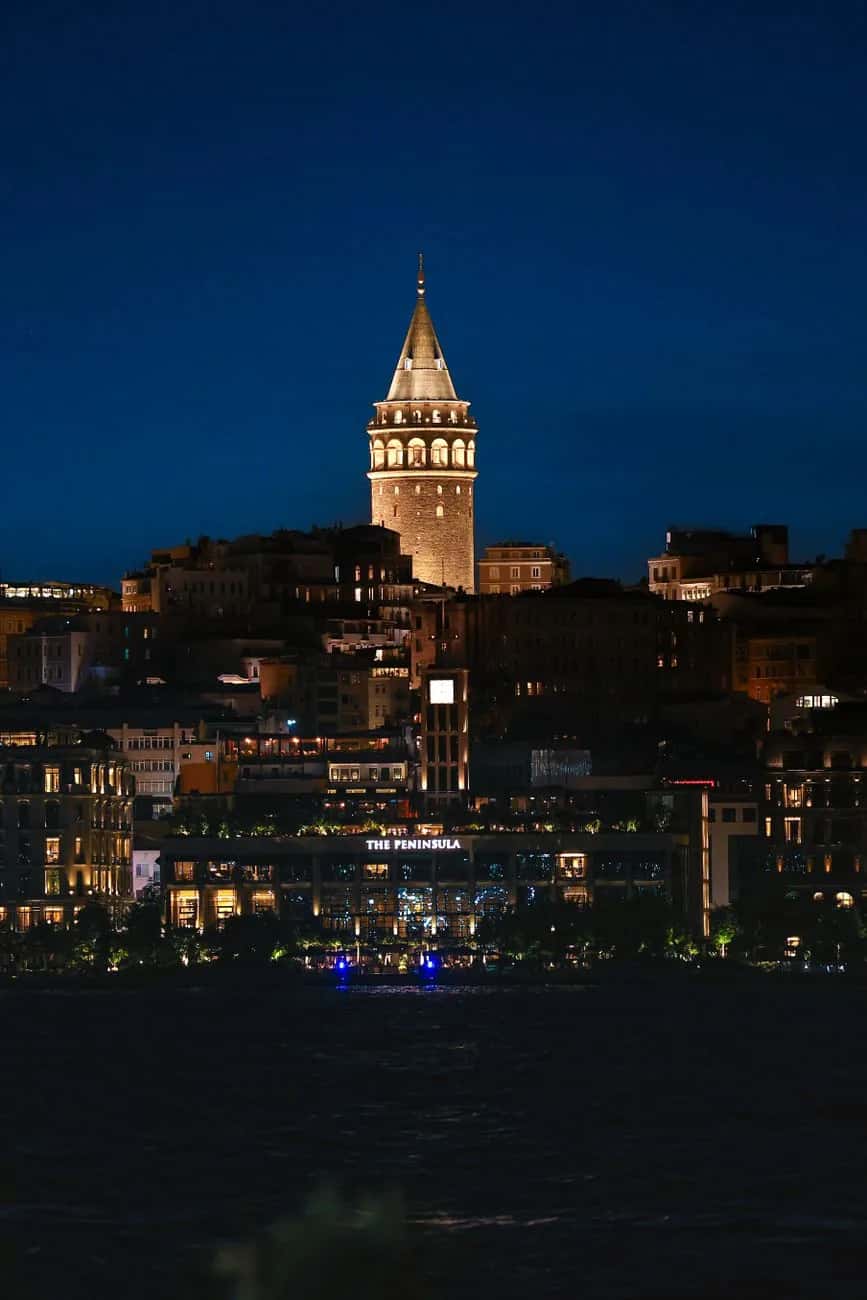 Tour de Galata illuminée à la tombée de la nuit, vue depuis la Corne d'Or