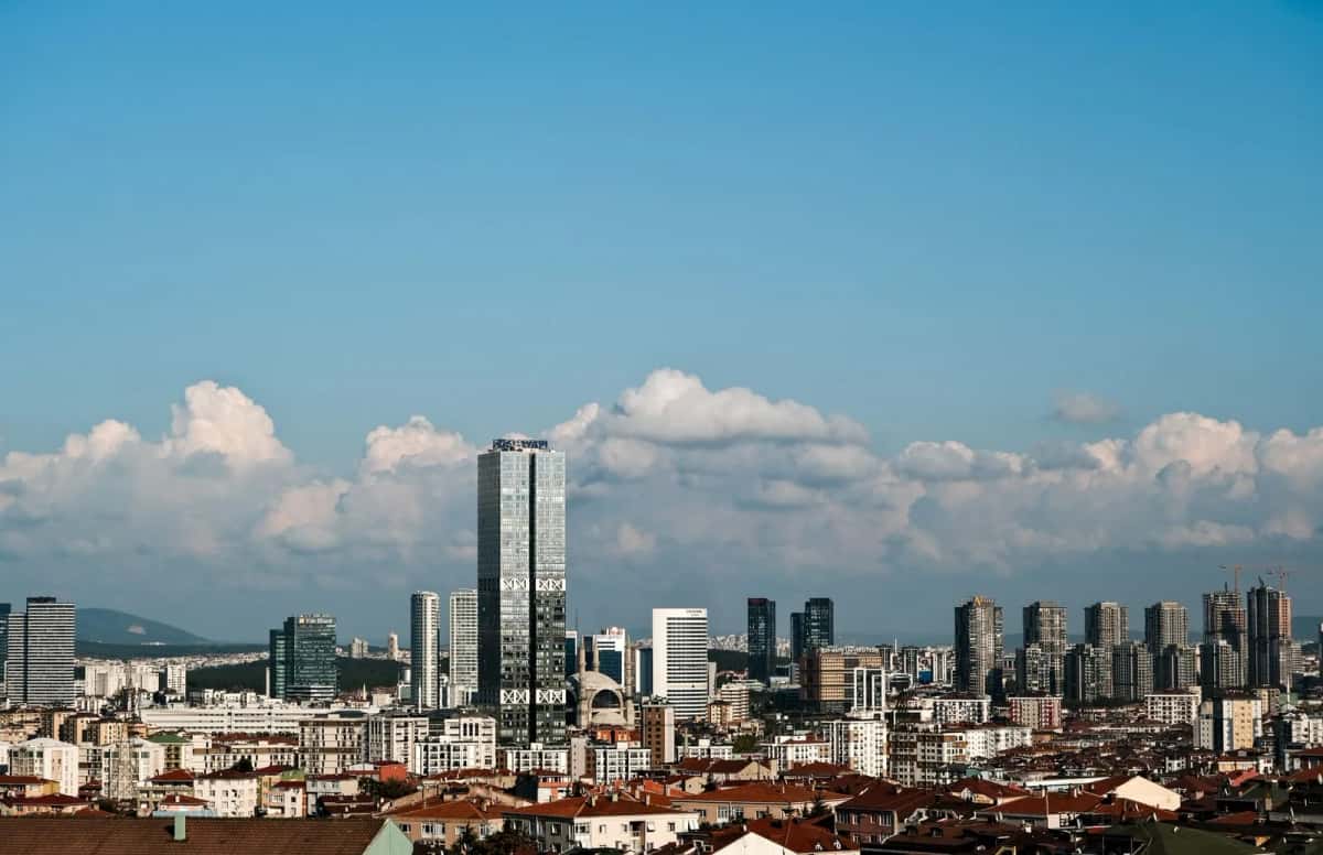 Tours du quartier d'affaires d'Istanbul au-dessus des toits