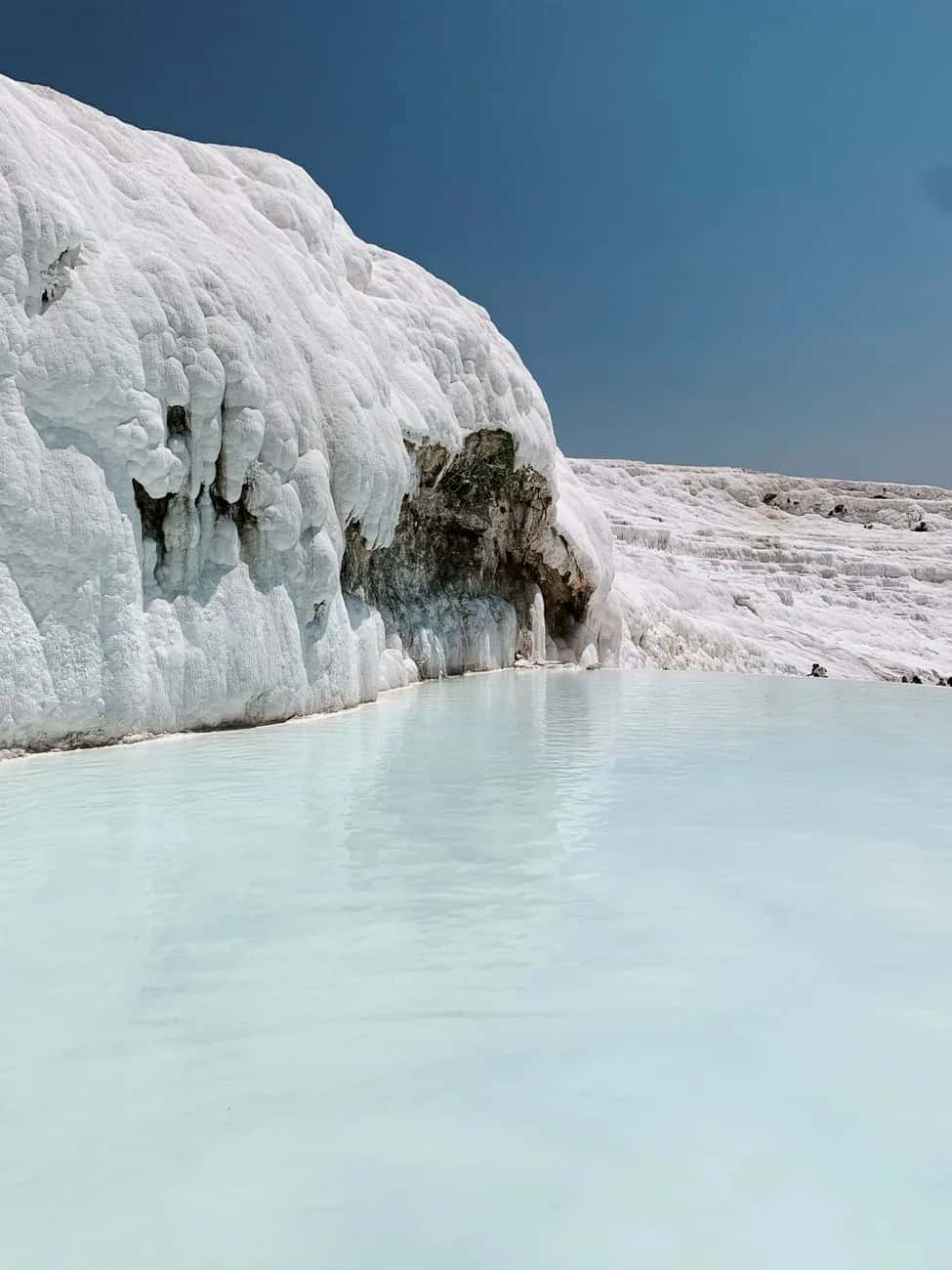 Bassin d'eau thermale turquoise sur les travertins de Pamukkale