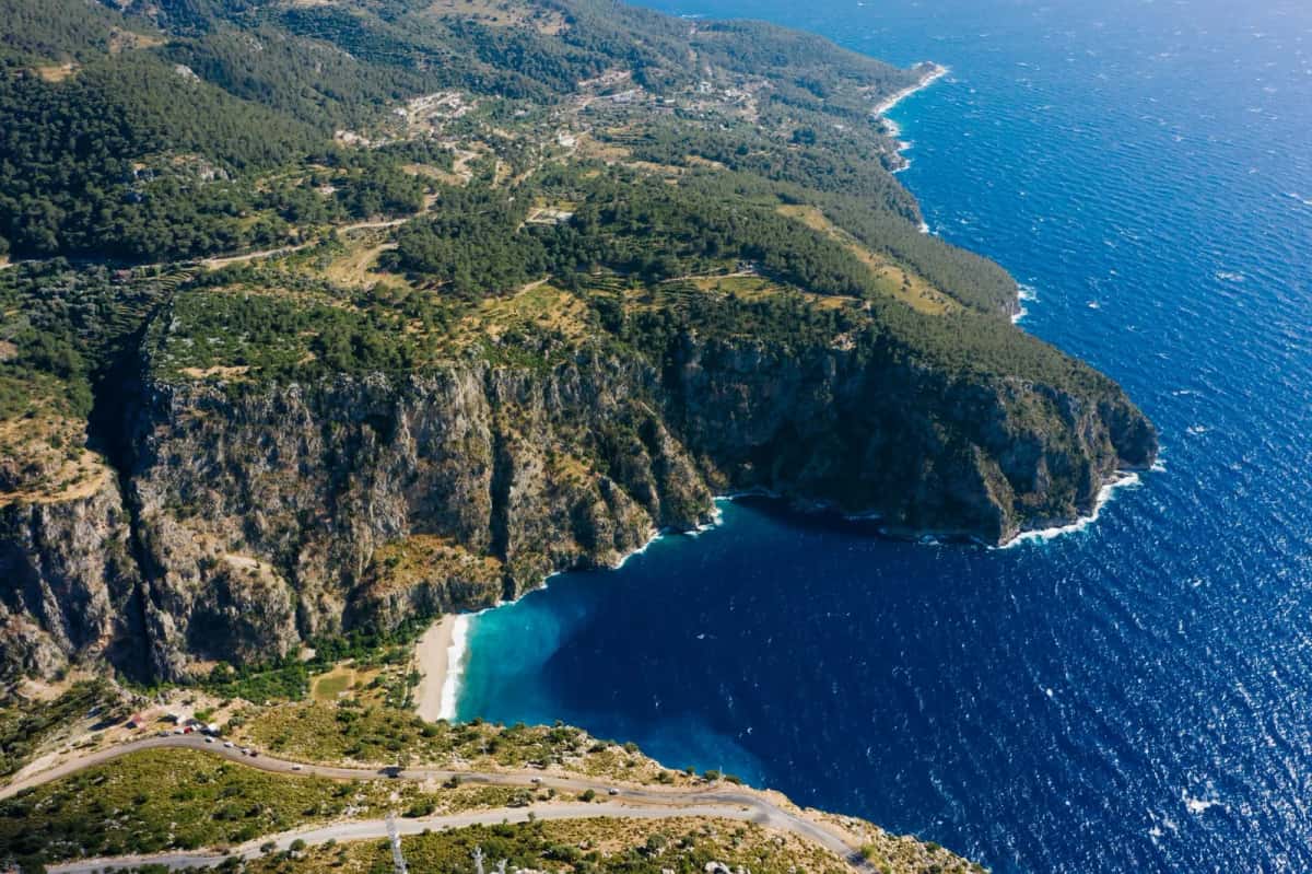 Vallée des Papillons sur la côte lycienne, plage encaissée entre deux falaises