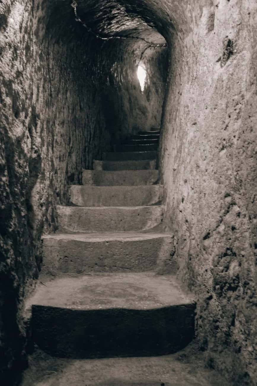 Escalier taillé dans le tuf d'une ville souterraine de Cappadoce
