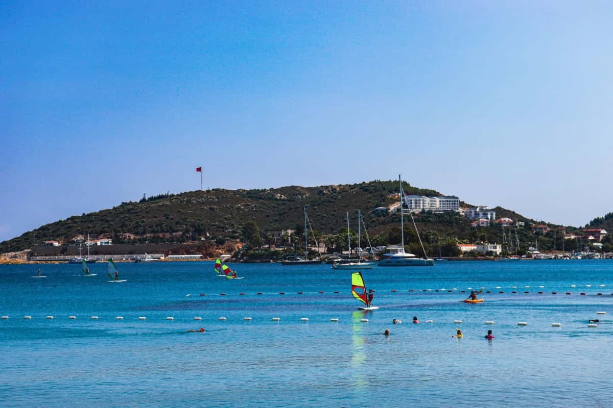 Planches à voile dans la baie d'Alaçatı, sur la péninsule de Çeşme